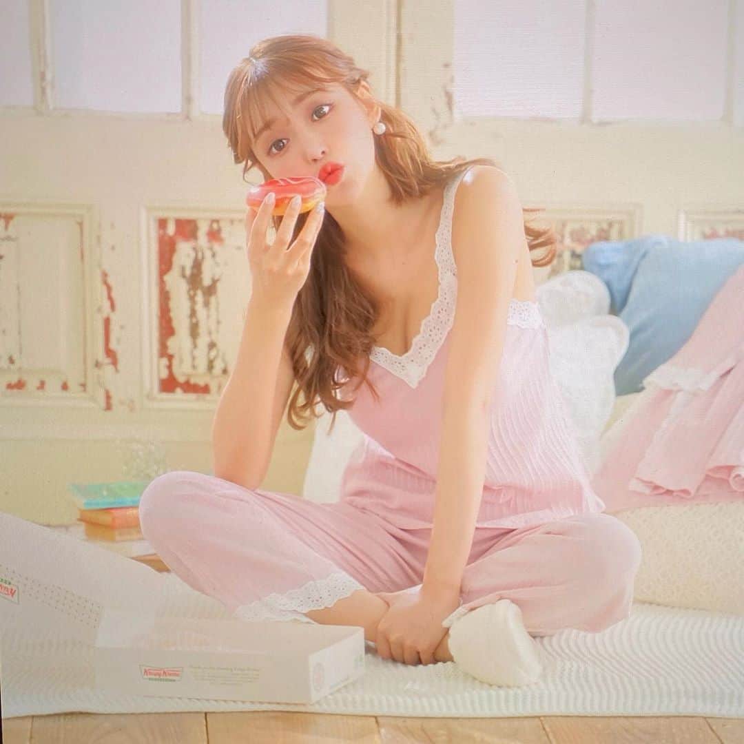 明日花キララのインスタグラム：「おはよ🤍 クリスピークリームって本当にあますぎる😋🍓🍩🍬」
