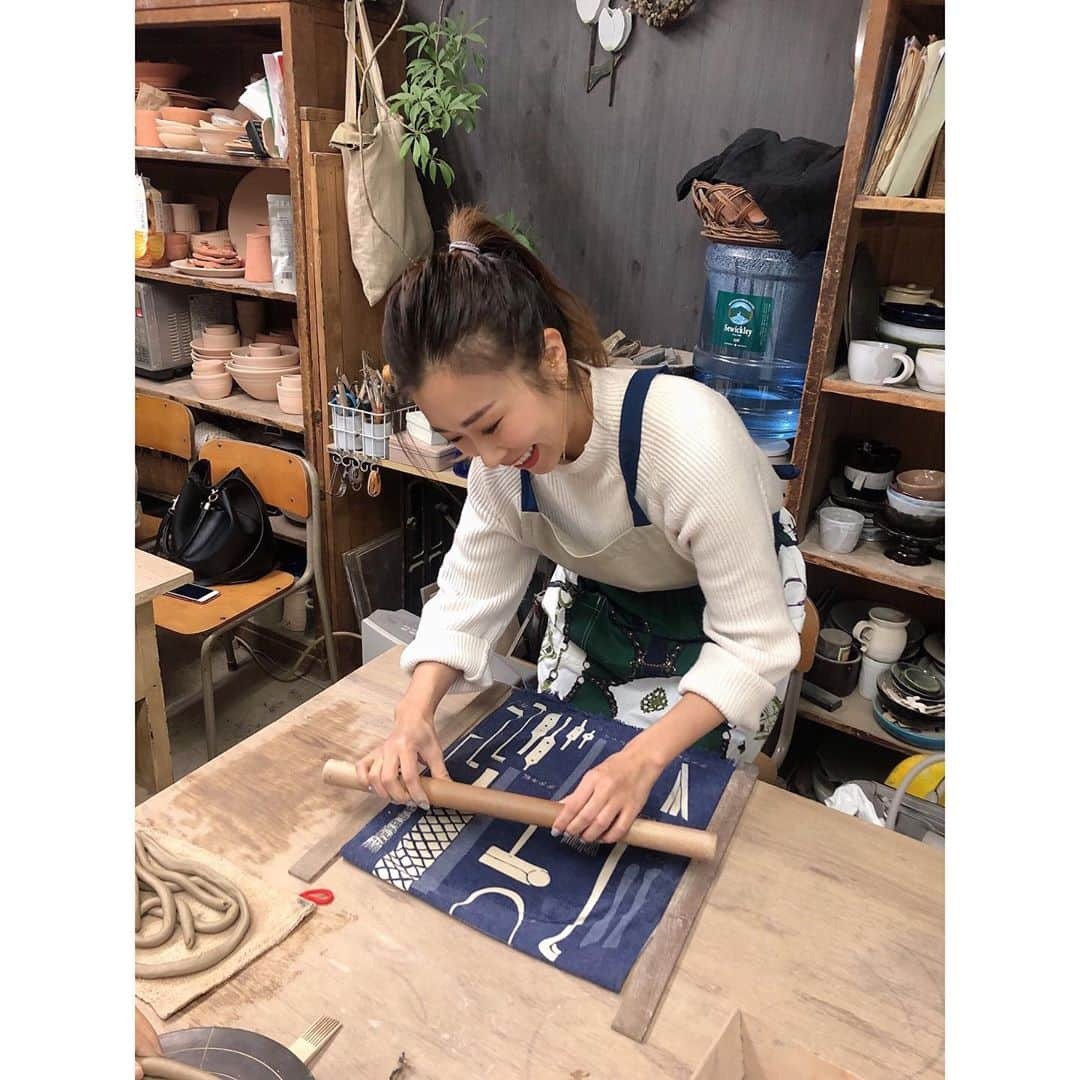 今村仁美さんのインスタグラム写真 - (今村仁美Instagram)「美女達と陶芸教室行ってきました♡ ( @ceramic_room_teto ) 陶芸教室tetoさんにて♡  カルパッチョやサラダに使える正方形の平皿が欲しいと思っていたので、大満足！お皿を通して、また料理への醍醐味ができた✨🥗 また近々新しいもの作りにいこ～🥰 今回作ったものは、3月に焼き上がるのでまた出来上がりアップしますっ！ お楽しみに～😊 ＼('ᴗ' )>スワイプしてね>>>> #陶芸」1月21日 11時24分 - imamura_hi