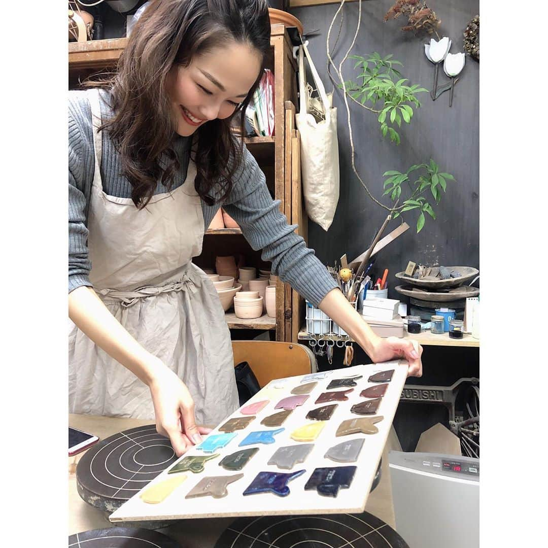 今村仁美さんのインスタグラム写真 - (今村仁美Instagram)「美女達と陶芸教室行ってきました♡ ( @ceramic_room_teto ) 陶芸教室tetoさんにて♡  カルパッチョやサラダに使える正方形の平皿が欲しいと思っていたので、大満足！お皿を通して、また料理への醍醐味ができた✨🥗 また近々新しいもの作りにいこ～🥰 今回作ったものは、3月に焼き上がるのでまた出来上がりアップしますっ！ お楽しみに～😊 ＼('ᴗ' )>スワイプしてね>>>> #陶芸」1月21日 11時24分 - imamura_hi