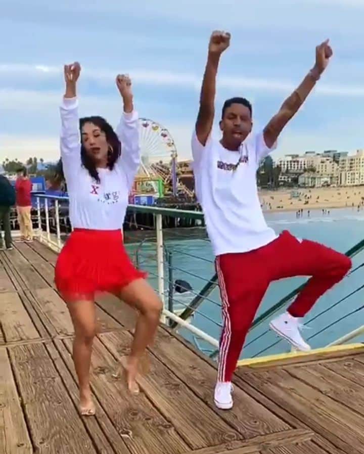 ユリサのインスタグラム：「Ayeeeeee このダンス知らない人はきっと平成生まれ?!💛 オリジナルのマカレナ覚えてる人ー🙋🏽‍♀️🌟 #MacarenaChallenge 💃🏽😜 実はコレ練習で、本チャンのビデオは @neversayneveraj のトコに見に行ってね😉👐🏽 🔥 music: @Tyga 🐅 TAG HIM 🪂 choreography:@neversayneveraj 👏🏽🕺🏽& @Yurisa💃🏽 filmed by: @6lantiks 🔭  #FinesseKingWay #macarena #dance #challenge」