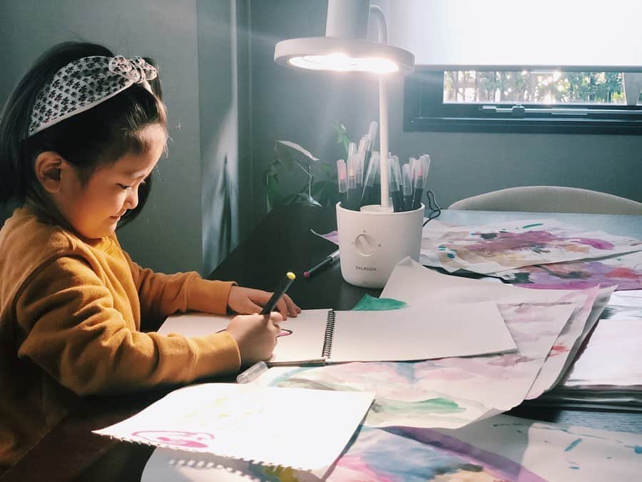 原田沙奈子さんのインスタグラム写真 - (原田沙奈子Instagram)「絵を描くのが大好きな娘へ。 まだアマネ専用デスク買ってないんだけど（どんなのにしようか絶賛悩み中）手元を明るく照らしてくれるBALMUDA The Lightをプレゼント。 子供の目にも優しく機能もすごく考えられているから安心。 これで好きな時にいくらでもお絵描きできるね♡ @qvc_japan からオンラインショップにピュンととべるから探すの楽チンだったし欲しいものがすぐ見つかった。←ギフト用にも魅力的なアイテムがたくさんあった！ 解りやすく見やすく種類も豊富で悩むのも楽しかったなー。 アマネの喜ぶ顔も見られたし、プレゼントってあげるこっちもホクホク気分になるんだよね☺️ #BALMUDA#卓上ライト#qvcジャパン#promotion#お絵描き#アマネ_お絵描き」1月21日 11時32分 - sanakoharada