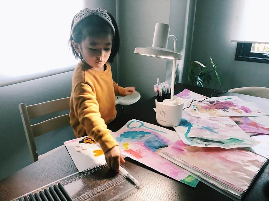 原田沙奈子さんのインスタグラム写真 - (原田沙奈子Instagram)「絵を描くのが大好きな娘へ。 まだアマネ専用デスク買ってないんだけど（どんなのにしようか絶賛悩み中）手元を明るく照らしてくれるBALMUDA The Lightをプレゼント。 子供の目にも優しく機能もすごく考えられているから安心。 これで好きな時にいくらでもお絵描きできるね♡ @qvc_japan からオンラインショップにピュンととべるから探すの楽チンだったし欲しいものがすぐ見つかった。←ギフト用にも魅力的なアイテムがたくさんあった！ 解りやすく見やすく種類も豊富で悩むのも楽しかったなー。 アマネの喜ぶ顔も見られたし、プレゼントってあげるこっちもホクホク気分になるんだよね☺️ #BALMUDA#卓上ライト#qvcジャパン#promotion#お絵描き#アマネ_お絵描き」1月21日 11時32分 - sanakoharada