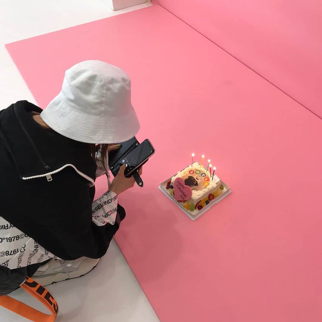 古川優香さんのインスタグラム写真 - (古川優香Instagram)「昨日miniの撮影してたら お誕生日ケーキ出てきてお祝いしていただきました😢🥺💕いつもありがとうございます、、嬉しくて照れた 今年もよろしくおねがいします🤍🤍miniラブ✌︎」1月21日 11時53分 - iamyukaf