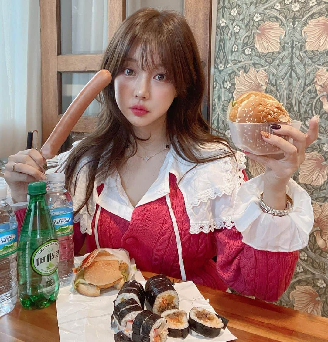 チョ・ミニョンさんのインスタグラム写真 - (チョ・ミニョンInstagram)「오늘 점심은 편의점 털었어요👅 아쉽게도 국물요리 반입불가라 컵라면은 없어요😢 즐거운 먹방 영상과 마지막 남은 짜투리,, 햄버거 빵은 반은 남겨둬야 다이어트 한 기분👀 맛있는 편의점 음식 추천 좀해주세요🥳 - - - TMI. 이태리 약국 #유기농생리대 오늘이 마지막 공구날 입니다 ♥」1月21日 11時49分 - xxjominxx