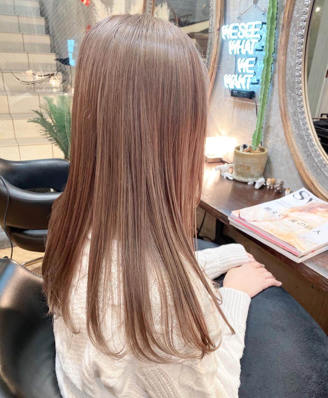 斉藤潤一のインスタグラム：「プラチナベージュ！ 透き通るような軟らかさが可愛いですよ。 スタイリスト　#斉藤潤一  #バレイヤージュボブ  明るいカラーが好きな方は是非 . 〒150-0041 東京都渋谷区神南 ご予約はこちらへ ☞☞ TEL ☏﻿ ﻿03-3462-2093 web  roco@1cs.jp 渋谷 美容室 #rocospearz . 〒150-0041 東京都渋谷区神南1-14-9 第7FMGビルB1F . . ご予約はこちらへ ☞☞ TEL ☏﻿ ﻿03-3462-2093 web  roco@1cs.jp . ★平日  open  11:30-22:30 ★土日祝  open  11:00-21:30  #渋谷#東京#oggiotto#新宿#新宿美容室#ヘアアレンジ #外国人風#バレイヤージュ #hair#渋谷美容室 #インナーカラー#オシャレ #ハイライト#外国人風カラー#ショートヘア #ヘアアレンジ #ケアブリーチ  #ラベンダーアッシュ #newcolor # #tokyo #shibuya #hair #ボブスタイル #モデル#バレイヤージュ #ベージュカラー#ファッション#ラベンダーカラー」