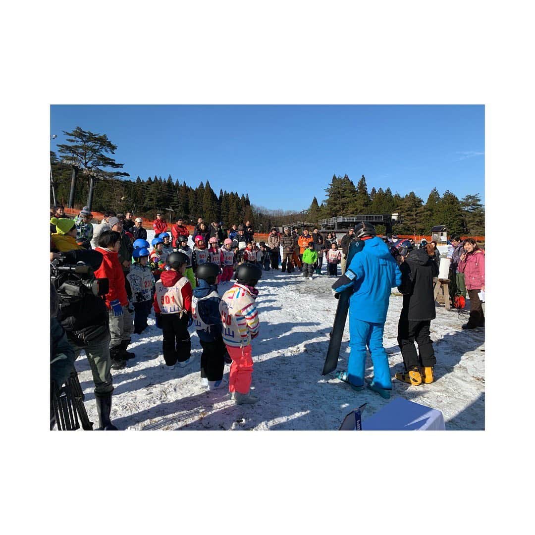 竹内智香さんのインスタグラム写真 - (竹内智香Instagram)「......... チャレンジ！スノーボード！ 1月11日に広島のスノーリゾート猫山スキー場でイベントが開催されました。 広島ガス110周年ということで 110点のスノーボード用品を広島ガスから広島県へ寄贈。  イベントは広島県雪山誘客促進協議会主催で開催。  20名のスノーボード未経験者のお子さんたちが参加！  温暖化によって雪不足の今 外で遊び、自然に触れることで 自然環境についても 考えさせられるものでした。  イベントにはAOSDメンバーもサポートに来てくださり、 広島県、広島ガス、AOSDみなさんのおかげで大成功！  湯崎知事も来てくださり イベントがさらに盛り上がりました😊  一人でも多くのお子さんが スノーボードや雪遊びの魅力を感じてくれたな嬉しいな😃  #スノーボードに挑戦 #広島ガス #広島県雪山誘客促進協議会  #湯崎知事 #AOSD #アルペンスノーボード #自然環境」1月21日 11時52分 - tomoka_takeuchi