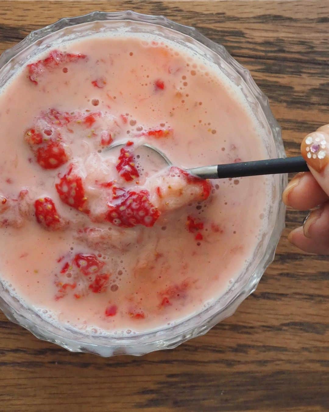 猪鼻ちひろのインスタグラム：「🍓❤️🥛 冬晴れが気持ちいい朝。朝ごはんはいちごみるく。 荒く潰して、テン菜糖と豆乳で甘さ控えめに。 あー多分これおばあちゃんになっても好き。美味しかった☺️ #ちひろのごはん #いちごみるく」