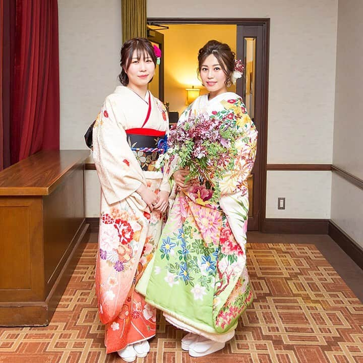 ゼクシィさんのインスタグラム写真 - (ゼクシィInstagram)「【ボールタイプだけじゃない！  和装×ブーケ 最旬SNAP👘💐】 . 和装に合わせるブーケといえば、 手毬のようなボールブーケが定番ですが、 最近おしゃれな花嫁さんの間では、 ドレスと同様、ナチュラルに束ねたクラッチをはじめ、 「和」にとらわれないスタイルが、 じわじわ増えているんです✨ 実例SNAPと共にご紹介していきます☺️🎵 . 1-3枚目：スターチスとブルーファンタジアのみを使ったクラッチブーケ。 ボリューム感とアシンメトリーなシルエットがとっても華やか💜 @sa_wd0526 さま . 4,5枚目：色打ち掛けの明るくかわいらしい雰囲気に 合わせてブーケを選択した花嫁さん😊 枝垂桜のように花が垂れるデザインがお気に入りポイント🌸 @kj_elena さま . 6,7枚目：色打ち掛けに負けない大きめクラッチは、 大好きなアーティストにオーダー⭐️ お揃いのヘッドドレスで全体のコーディネートを格上げ💓 @yt20150316 さま . 8,9枚目：引き振袖の柔らかいオレンジ色のコーディネートを 締めるような花材・色のブーケをとオーダー🧡 会場装花ともリンクしてもらい、 和に寄り過ぎず全体的に統一感を持たせた😌 @nachi___0210 さま . オーダーのポイントや他の実例は#ゼクシィアプリ で！ 「ボールタイプだけじゃない！ 和装×ブーケ 最旬SNAP6」 . . +♥+:;;;:+♥+:;;;:+♥+:;;;:+♥+:;;;:+♥+:;;;:+♥ . プロポーズから結婚式まで素敵なお写真募集中！ . ゼクシィ公式アカウントでお写真を紹介してみませんか？ 【#ゼクシィ2020】 を付けて投稿してください📷✔️ . +♥+:;;;:+♥+:;;;:+♥+:;;;:+♥+:;;;:+♥+:;;;:+♥ . ▼花嫁さんダウンロード数No.1 ゼクシィアプリはURLから💍✨ @zexyrecruit . . #ブーケ#ウェディングブーケ#挙式ブーケ#お色直しブーケ#フラワーアレンジメント _ #フラワーアイテム#前撮りブーケ#和装#白無垢#和装ヘア#色打掛#和装婚#和装結婚式#和装小物 _ #2020冬婚#2020秋婚#2020夏婚#2020春婚#結婚準備#結婚式準備#全国のプレ花嫁さんと繋がりたい#日本中のプレ花嫁さんと繋がりたい#ボールブーケ#和装ブーケ _ #和装洋髪#ゼクシィ#ちーむゼクシィ#プロポーズされたらゼクシィ」1月21日 11時55分 - zexyrecruit