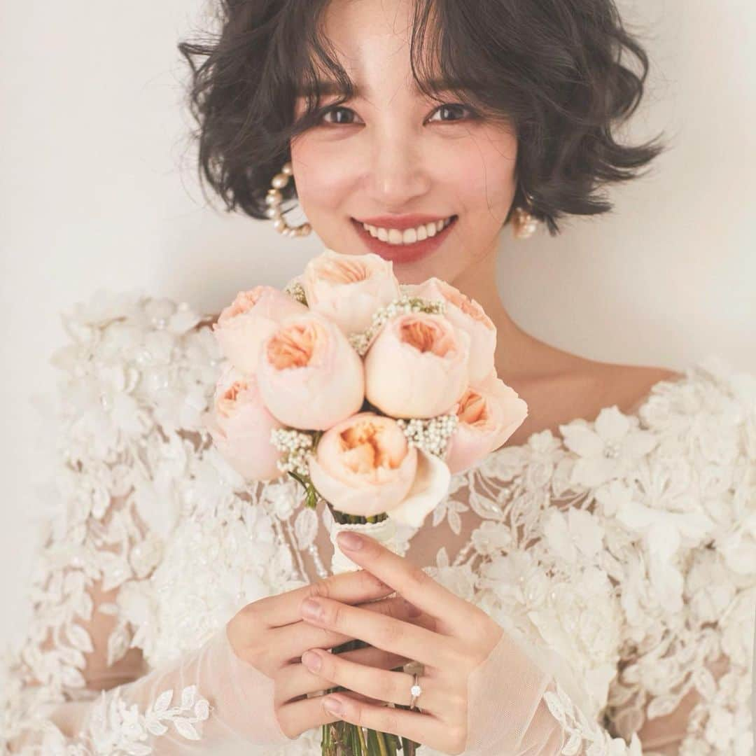 カン・ヘヨンさんのインスタグラム写真 - (カン・ヘヨンInstagram)「💐💍 완성본 아니고 내가 대충 보정해본게 이정도. 무이 최고네🖤 #웨딩촬영 #스튜디오촬영 #단발웨딩 #무이스튜디오#웨딩스튜디오#웨딩스튜디오추천 📸」1月21日 11時56分 - mangdoo_noona