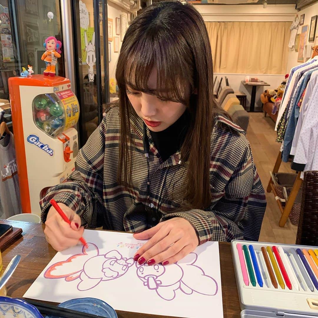 飯窪春菜のインスタグラム：「🎨✏️📚 ・ ・ 大人になってから初めてこんなに真剣にぬりえしました。笑 ・ 楽しいですね！ドヤァッッ ・ ・ ・ #ぬりえ  #大人の塗り絵  #にしだあつこ さん #はるなの毎日  #飯窪ってる」