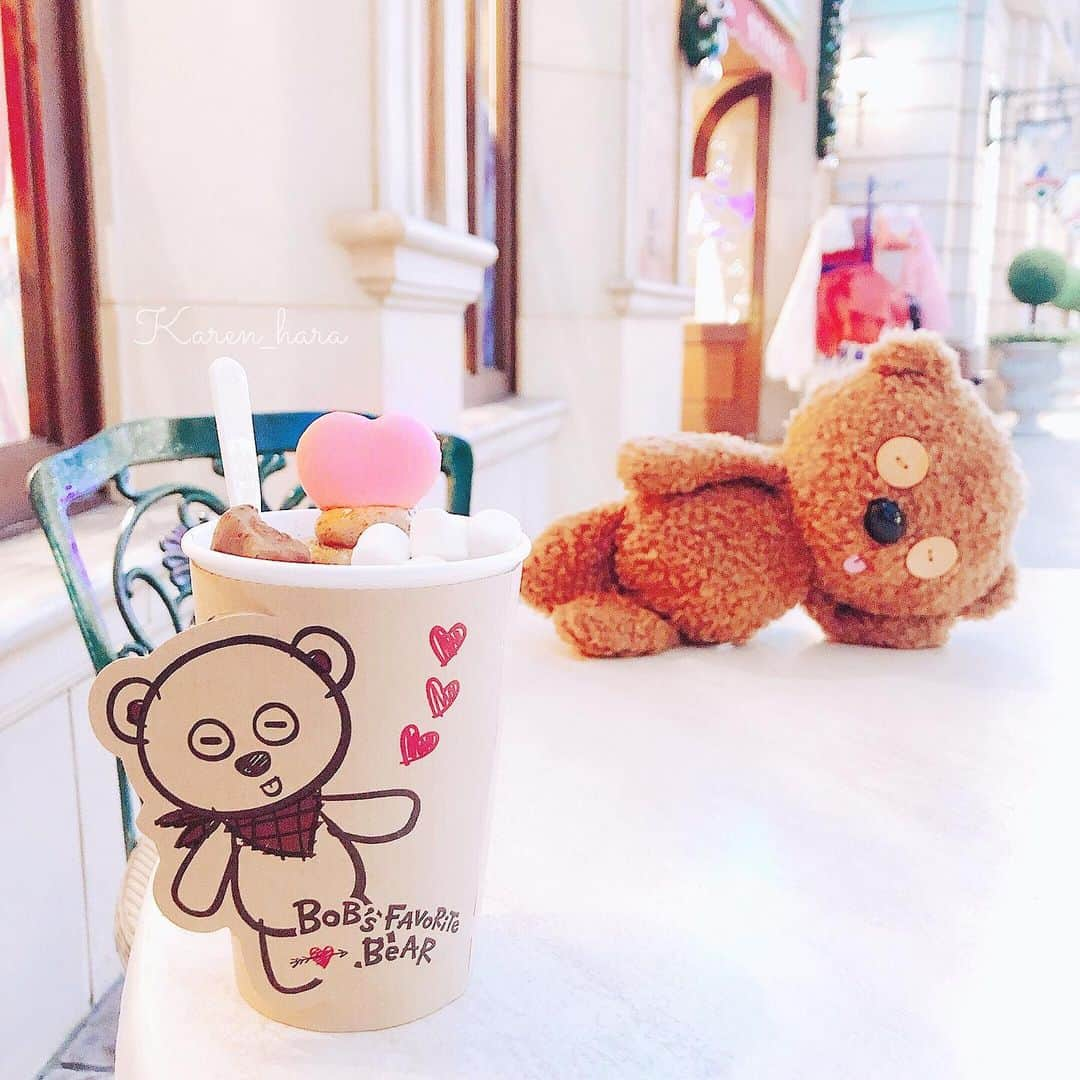 原かれんさんのインスタグラム写真 - (原かれんInstagram)「᯽ TIM 🐻🍫 . . . ❥﻿《 TIM's Hot Chocolate 》 ティム・ホットチョコレートドリンク . . . ここに座ってボーッとするのが癒し♡ 寒い中あったかい ホットチョコレートドリンクでぽかぽか . . . . . . #TIM #ティム #hotchocolate  #原かれん #usjぴろぴろバウンド #nmb48  #ユニバ #usj #usjファン #ユニバフード  #universalstudiosjapan #usjの住民 #instagood #osaka #ootd  #ユニバーサルスタジオジャパン #love  #유니버셜스튜디오재팬 #usjお土産  #ピンク加工 #오사카 #followｍe  #ユニバカチューシャ #原ぺこかれんたん #スイーツぴろぴろ」1月21日 12時04分 - karen_hara315