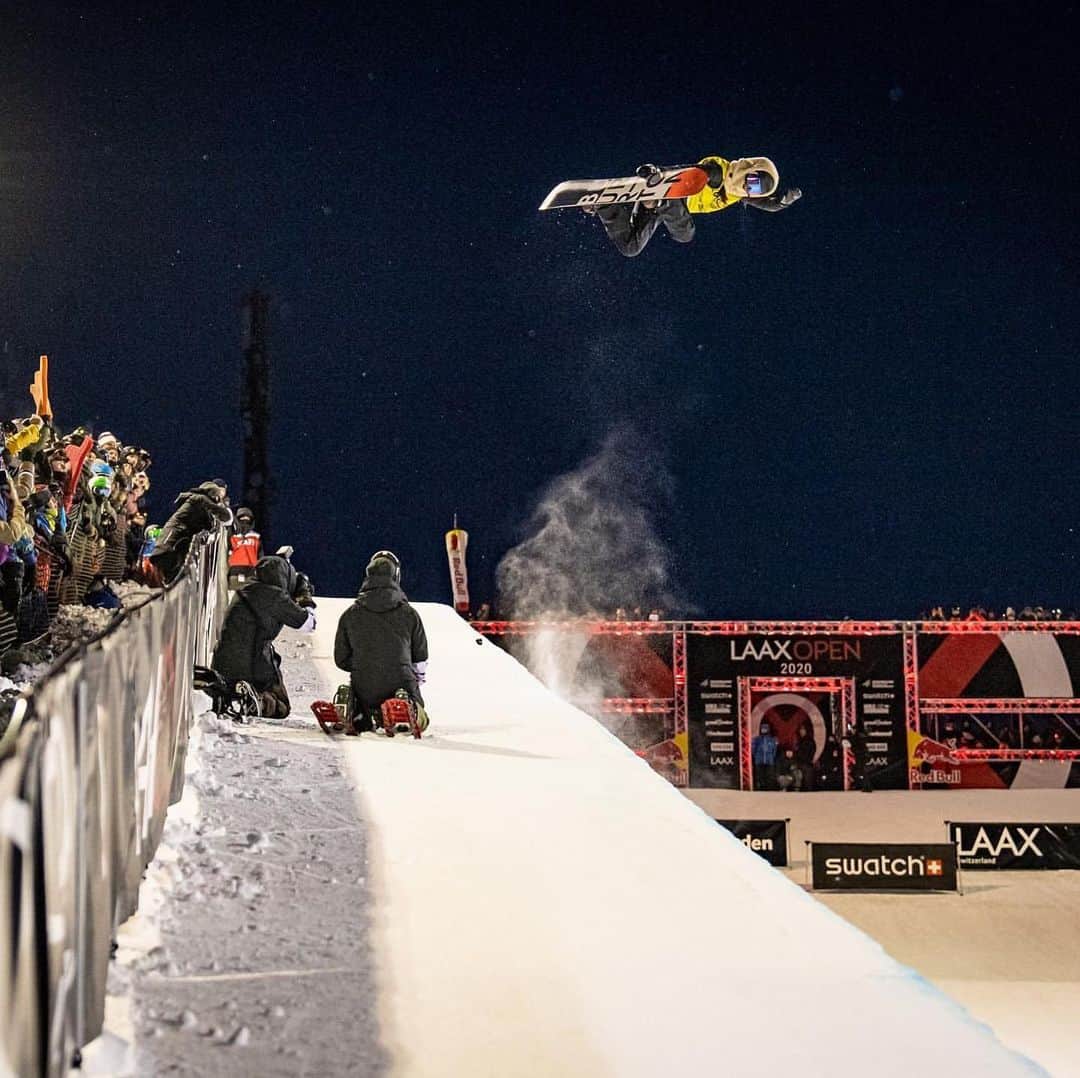 のインスタグラム：「先日お伝えしたスロープスタイルに続き、Laax Open女子ハーフパイプでもBurtonライダーが大活躍。今シーズン好調をキープしているリウ・ジアウが3位、同じく中国出身のカイ・シュエトンが2位に入りました。次のオリンピックに向け、中国勢から目が離せんませんね。おめでとう！ Photo: Laemmerhirt & Ruggli / Laax Open #LaaxOpen」