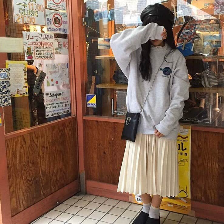 古着女子さんのインスタグラム写真 - (古着女子Instagram)「＼行きつけの古着屋さんは？(第2位：スティックアウトさん)✨／﻿ ﻿ 先日ストーリーでとった古着屋さんアンケートの結果になります🤭第3位は少し前の投稿で発表しているので見てみてね💞 ﻿ 今回は第2位のスティックアウトさんをご紹介いたします✨ ﻿ ﻿ 🍎とにかく安い！ なんと店内の商品全て700円均一という驚きの古着屋さん👚！！古着はメンズレディースどちらも取り揃えているため、男女問わず利用出来ます🤭 ﻿ ﻿ ﻿ 🍎品揃え豊富 古着は毎日入荷しているため、こまめに足を運んでゲットするのがおすすめです🙌公式Instagramでも新商品の情報が流れているので要チェック！商品の回転率が高く、毎日行っても違う商品が陳列されているのは嬉しいポイント🌱 ﻿ 🍎ポイント 普段なかなか高くて古着が買えないという方でもスティックアウトさんだったら気軽にご購入頂けますよ🐶土日は結構お客さんがいるので、早めに行くとより掘り出し物が見つかるかも❣️ 休日はスティックアウトさんでお買い物をして、可愛くお洒落を楽しみましょう✨第1位も後日投稿予定なのでお楽しみに💓 ﻿ ﻿ 🏡古着女子がプロデュースする古着ショップを紹介🏡﻿ ・9090ナインティナインティ @9090s_ 👖👟﻿ ・Spoon  スプーン  @spoon__store 🥄✨ ・nemne ねんね @nemne_store 🌿🥛 ﻿ ﻿ 🌼公式LINE@→@furuzyo で検索🌼﻿ LINE@だけのお知らせや古着の疑問にも答えます！﻿ ﻿ ﻿ 古着を素敵に着こなしてる女性の方をRepostでご紹介させていただきます🐒写真は全てご本人様に【掲載許諾】をとっております💓﻿ ﻿ ﻿ #冬コーデ #冬服コーデ #オーバーサイズ #カジュアル #カジュアルコーデ #スウェット #スウェットコーデ #シャツコーデ #古着 #古着女子 #古着mix #古着コーデ #古着屋 #古着屋巡り #大人古着 #下北沢古着屋 #古着屋さん #スティックアウト #カーハート」1月21日 12時14分 - furuzyo