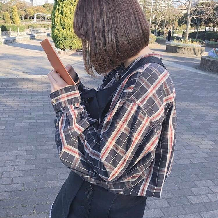 古着女子さんのインスタグラム写真 - (古着女子Instagram)「＼行きつけの古着屋さんは？(第2位：スティックアウトさん)✨／﻿ ﻿ 先日ストーリーでとった古着屋さんアンケートの結果になります🤭第3位は少し前の投稿で発表しているので見てみてね💞 ﻿ 今回は第2位のスティックアウトさんをご紹介いたします✨ ﻿ ﻿ 🍎とにかく安い！ なんと店内の商品全て700円均一という驚きの古着屋さん👚！！古着はメンズレディースどちらも取り揃えているため、男女問わず利用出来ます🤭 ﻿ ﻿ ﻿ 🍎品揃え豊富 古着は毎日入荷しているため、こまめに足を運んでゲットするのがおすすめです🙌公式Instagramでも新商品の情報が流れているので要チェック！商品の回転率が高く、毎日行っても違う商品が陳列されているのは嬉しいポイント🌱 ﻿ 🍎ポイント 普段なかなか高くて古着が買えないという方でもスティックアウトさんだったら気軽にご購入頂けますよ🐶土日は結構お客さんがいるので、早めに行くとより掘り出し物が見つかるかも❣️ 休日はスティックアウトさんでお買い物をして、可愛くお洒落を楽しみましょう✨第1位も後日投稿予定なのでお楽しみに💓 ﻿ ﻿ 🏡古着女子がプロデュースする古着ショップを紹介🏡﻿ ・9090ナインティナインティ @9090s_ 👖👟﻿ ・Spoon  スプーン  @spoon__store 🥄✨ ・nemne ねんね @nemne_store 🌿🥛 ﻿ ﻿ 🌼公式LINE@→@furuzyo で検索🌼﻿ LINE@だけのお知らせや古着の疑問にも答えます！﻿ ﻿ ﻿ 古着を素敵に着こなしてる女性の方をRepostでご紹介させていただきます🐒写真は全てご本人様に【掲載許諾】をとっております💓﻿ ﻿ ﻿ #冬コーデ #冬服コーデ #オーバーサイズ #カジュアル #カジュアルコーデ #スウェット #スウェットコーデ #シャツコーデ #古着 #古着女子 #古着mix #古着コーデ #古着屋 #古着屋巡り #大人古着 #下北沢古着屋 #古着屋さん #スティックアウト #カーハート」1月21日 12時14分 - furuzyo