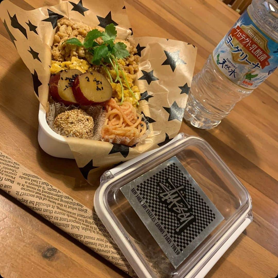 NANAさんのインスタグラム写真 - (NANAInstagram)「GOOD MORNING🌿 ☆ 今日のまる子弁当は大好きなそぼろ弁当😊👌 もう受験まで本当にあと少し✊ 体調管理にいつも以上に敏感に🤨ヨーグリーナには「プロテクト乳酸菌」が入っていて水分補給もできるので体調管理には持ってこい👌味もジュースみたいに濃ゆくないからお弁当のお供にピッタリ👍 ☆ 最近毎日お弁当や塾に持たせてます😊ヨーグリーナ飲んでしっかり体調管理して万全の状態で受験を迎えて欲しいな😊💪 ☆ ☆ #体調管理 #ヨーグリーナ #プロテクト乳酸菌 #サントリー天然水 #pr #ヨーグリーナでイタワリーナ」1月21日 12時14分 - nana1977hs