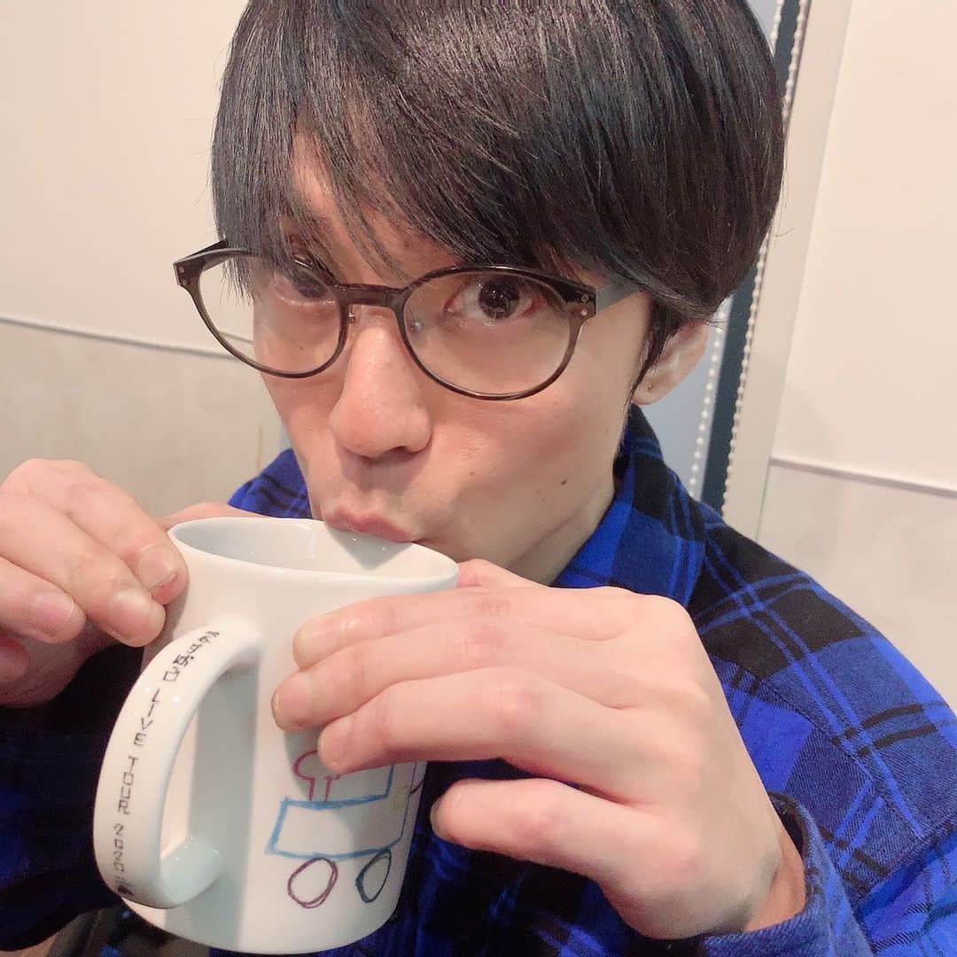 渋谷すばる（公式）さんのインスタグラム写真 - (渋谷すばる（公式）Instagram)「マグカップですー  絵書きましたー あったかいの飲んで下さい  ふぅふぅ  #渋谷すばる #すばる #Shubabu #LIVETOUR2020ニ歳 #二歳 #ツアーグッズ #マグカップ #きしゃぽっぽ #ふぅふぅ #めがねくもる」1月21日 12時22分 - subaru.shibutani.official