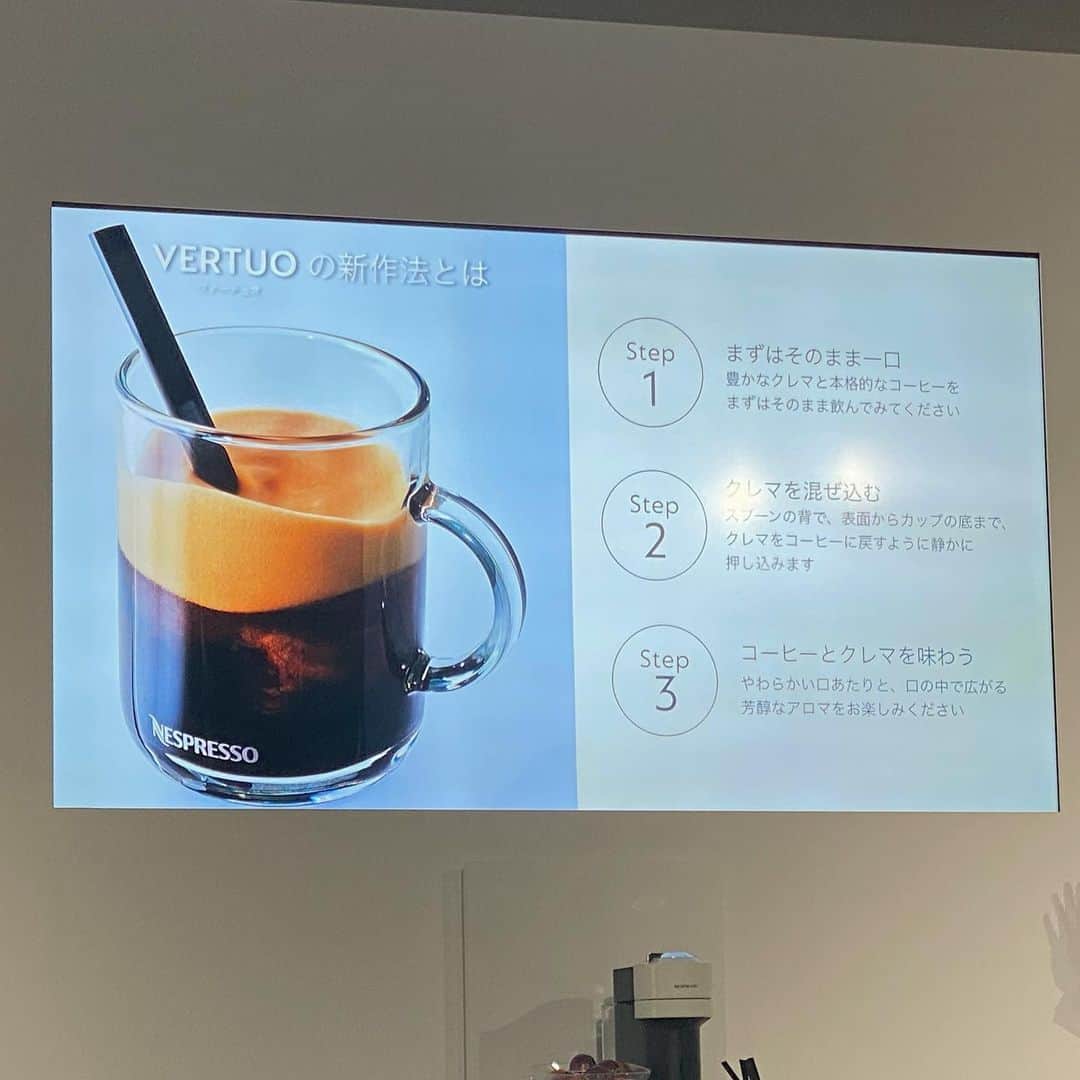 LEEさんのインスタグラム写真 - (LEEInstagram)「先日、1/30に発売されるNESPRESSOの最新コーヒーシステム「VERTUO」の発表会に伺いました！  34年前に日本でも発売が開始されたカプセル式コーヒー。開発に5年を費やしたというこちらの新モデルは“新作法。コーヒーとクレマを一緒に楽しむ”をメッセージに、厚みのあるクレマ（＝コーヒーを淹れた際にできる泡）と豊潤なアロマが楽しめるのが特徴。  新登場の230mlとたっぷり楽しめるマグサイズはじめ、5つのカップサイズで、まるでプロが淹れたような本格的コーヒーが楽しめます。  すごいのは、カプセルの淵に印刷されたバーコードを読み取ることで各ブレンドに最適な抽出が、ボタンひとつ押すだけで実現するということ。また、独自に開発した「セントリフュージョン（＝遠心力抽出法）」がよりそれぞれの豆の個性豊かなアロマと味わいを引き出し、やわらかいクレマを生み出すのだそう。世界中から選び抜かれたコーヒー豆で作られた25種類のカプセルは、見てるだけでもワクワクします。これなら忙しい朝でも、好みの美味しいコーヒーを味わえますね。  発表会で最初にいただいたのはオレンジのカプセル、ジョルニオ。ストレートで楽しみたい、穏やかに朝を迎えるためのなめらかで優しい味わい。2杯目の紫はマスターオリジンコロンビア。ミルクを入れてもしっかり酸が感じられる味わい深さで、普段ストレート派の私も大満足でした。  1/30より4日間、六本木ヒルズカフェ/スペースでは無料でこちらの体験をできるイベントが。気になった方はぜひ立ち寄ってみては（HT子）  #NESPRESSO #ネスプレッソ #VERTUO #ヴァーチュオ #クレマグ  #コーヒー　#発表会ルポ #アンダーズ東京 #LEEweb #magazinelee #coffeelover」1月21日 12時33分 - magazinelee