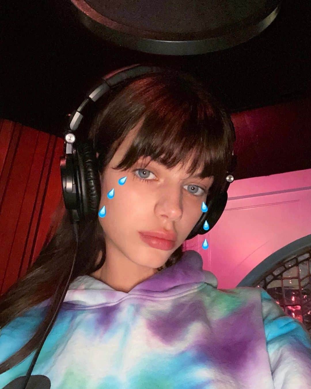 ソニア・ベン・アンマーのインスタグラム：「Write yo feelingz out 👼🏻✨💧🤍」