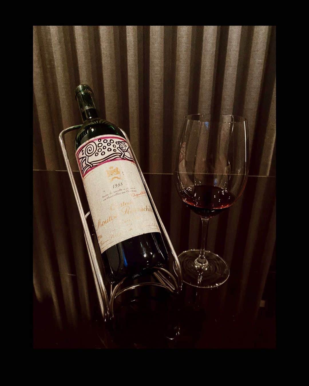 のインスタグラム：「CHATEAU MOUTON 1988🍷 . 今年はワインオークション行ってみたいなぁ🤎」