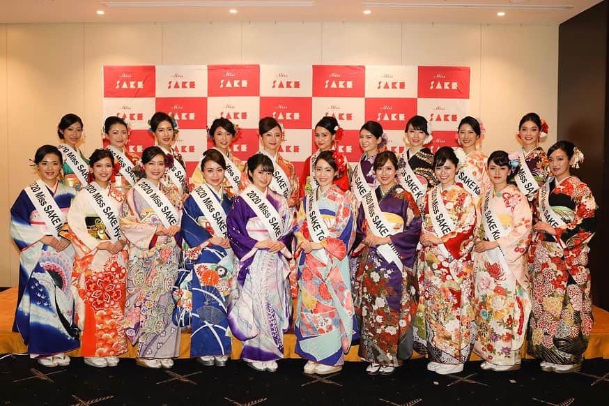 福田友理子さんのインスタグラム写真 - (福田友理子Instagram)「* * 先日、日本酒や日本文化を国内外に発信するアンバサダーMiss SAKE 群馬代表を拝命したご報告をしましたが、 * 1月18日（土）に、東京丸の内の公益社団法人　日本外国特派員協会（FCCJ）にて、 2020 Miss SAKE ファイナリスト＆Mr SAKE発表会が行われました✨ * Mr SAKEスペシャルアンバサダーのマーク・パンサーさん（globe）もお披露目され、 沢山の方がご来場くださいました。 どうもありがとうございました✨  私達は、これから約2ヶ月半、 ナデシコプログラムという特別プログラムを受講し、着物の着付けや和装メイク、美しい所作や礼儀作法を身に付けていきます👘  おいしい日本酒、そして素晴らしい日本文化の魅力を、国内外に発信する為、精進してまいります。 * オリンピックイヤーである今年、記念すべき2020年、 日本が世界から注目される一年に 日本酒や日本文化の魅力を世界中の方に知っていただきたいです☺️✨🍶」1月21日 12時40分 - yuriko.fu