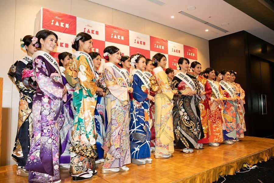 福田友理子さんのインスタグラム写真 - (福田友理子Instagram)「* * 先日、日本酒や日本文化を国内外に発信するアンバサダーMiss SAKE 群馬代表を拝命したご報告をしましたが、 * 1月18日（土）に、東京丸の内の公益社団法人　日本外国特派員協会（FCCJ）にて、 2020 Miss SAKE ファイナリスト＆Mr SAKE発表会が行われました✨ * Mr SAKEスペシャルアンバサダーのマーク・パンサーさん（globe）もお披露目され、 沢山の方がご来場くださいました。 どうもありがとうございました✨  私達は、これから約2ヶ月半、 ナデシコプログラムという特別プログラムを受講し、着物の着付けや和装メイク、美しい所作や礼儀作法を身に付けていきます👘  おいしい日本酒、そして素晴らしい日本文化の魅力を、国内外に発信する為、精進してまいります。 * オリンピックイヤーである今年、記念すべき2020年、 日本が世界から注目される一年に 日本酒や日本文化の魅力を世界中の方に知っていただきたいです☺️✨🍶」1月21日 12時40分 - yuriko.fu