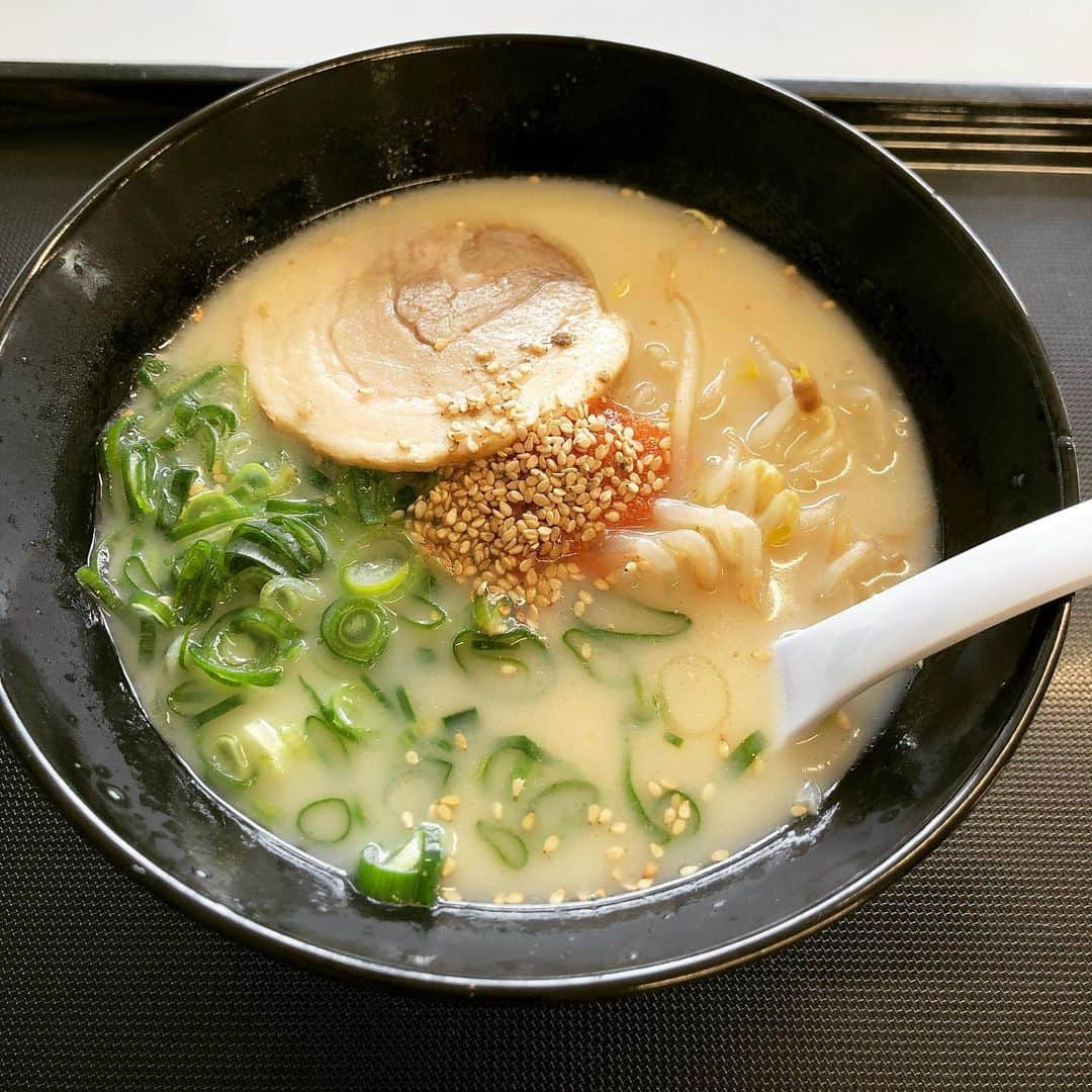 松田悟志さんのインスタグラム写真 - (松田悟志Instagram)「撮影所名物の太秦ラーメンに対して、こちらは期間限定の九州とんこつラーメン✨ こちらもうまうまです👶 #結局 #なんでも #美味い #それが #京都 #クオリティ #😎」1月21日 12時44分 - matsuda_satoshi1216