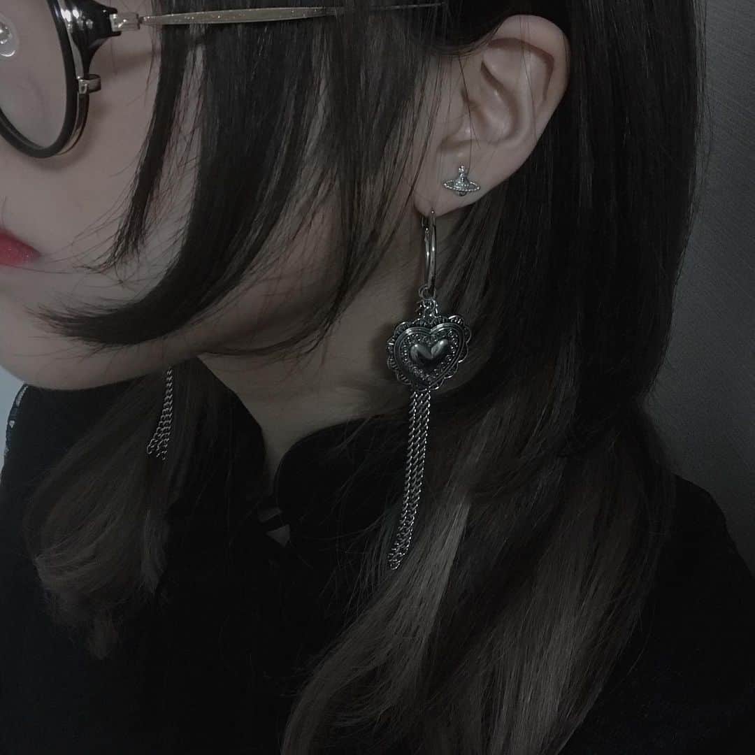 三田麻央のインスタグラム：「ずっと前に買って可愛すぎてなかなか付ける覚悟が決まらなかったピアス🥰重いけどやっぱかわゆい🥰 #耳飾」