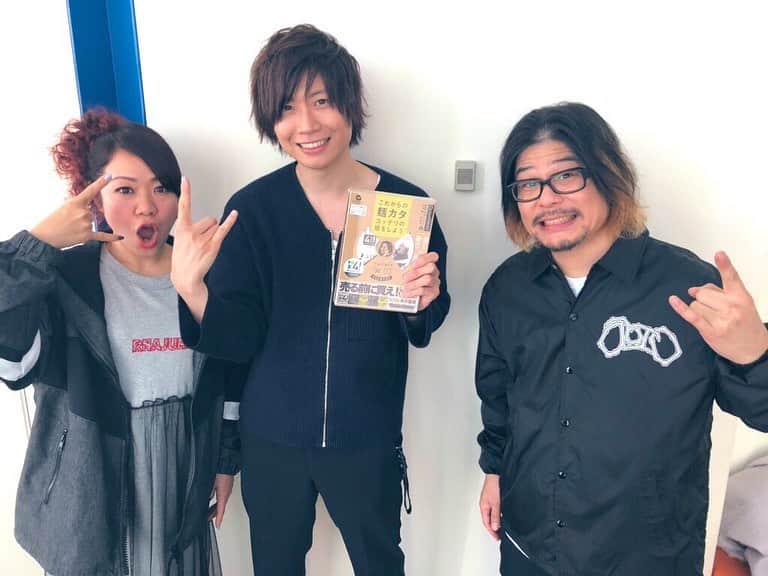 マキシマム ザ ホルモンのインスタグラム：「3回目のスッキリWEニュース 終了！﻿ SHOWROOMの前田さんと📸﻿ さすがはベストセラー『メモの魔力』の著者！﻿ 本番中ガチでずーっと何かメモってる前田さん。﻿ いやいや、本当は長電話してる時のオカンみたいにお花とか立方体とか書いてんじゃないの？と思って（失礼すぎるw）放送後メモ帳を見せてもらったら本当にビッシリ書いてあった！﻿ これか！！！﻿ そしてうちらより何十倍もミュージシャンっぽいw ﻿ むしろうちらがチンチクリンすぎドイヒー。﻿ いや、5周回って可愛いな！！笑﻿ ﻿ いよいよマンスリーMCも来週で終了。。。﻿ 映画の紹介も、ミュージカルスターの生歌も、グラミーの紹介も、インタビューも、本当に素晴らしい経験させてもらいました！！﻿ 出演者の皆さんはもちろん、スタッフの方達もみんな良くしてくださって（技術さん含め毎回ホルモンTが2.3人いる現場でした！涙）﻿ 本当に楽しかった！！！！﻿ ﻿ 来週いよいよ最終回！！﻿ まじ寂しいーーー！！！﻿ ﻿ byナヲ﻿ ﻿ #スッキリ﻿ #WEニュース」