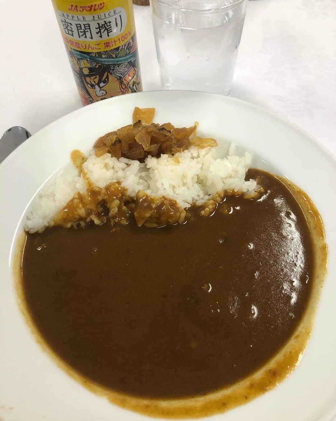のインスタグラム：「. 国会開会。  お昼は#自民党本部 にて#カレー  農林の会議は、青森県産リンゴの  #リンゴジュース 付きです。  CSFが、あるので。。。。 #井林ふらり  #国会らいふ」