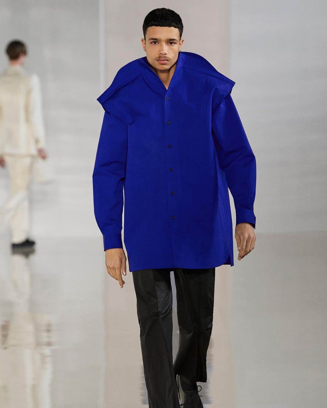 HYPEBEASTさんのインスタグラム写真 - (HYPEBEASTInstagram)「@hypebeaststyle: @acnestudios took to #ParisFashionWeek for Fall/Winter 2020 to showcase its latest collection that’s inspired by artificial intelligence. It enlisted generative artist Robbie Barrat to compose a fresh take on various signature Acne Studios designs, which were then fed into various neural networks and generative systems to create a render of the initial product. From there, creative director Jonny Johansson and his team created final products based on these amalgamative drawings. Head to the link in our bio to view more from the show.⁠⠀ Photo: Acne Studios」1月21日 12時57分 - hypebeast