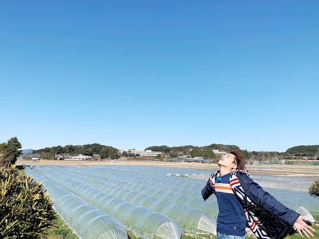 杉浦太陽さんのインスタグラム写真 - (杉浦太陽Instagram)「静岡ではSBS「静岡発　そこ知り」！！ 大自然の風を浴びながら… よく見ると、 刈り上げ部分が目立ち過ぎw  @sugiurataiyou_official  #静岡 #SBS #そこ知り #風が強い #刈り上げ部分w #目立ち過ぎて #こんな自然な中ですが #ラーメン特集ロケです🍜」1月21日 13時06分 - sugiurataiyou_official