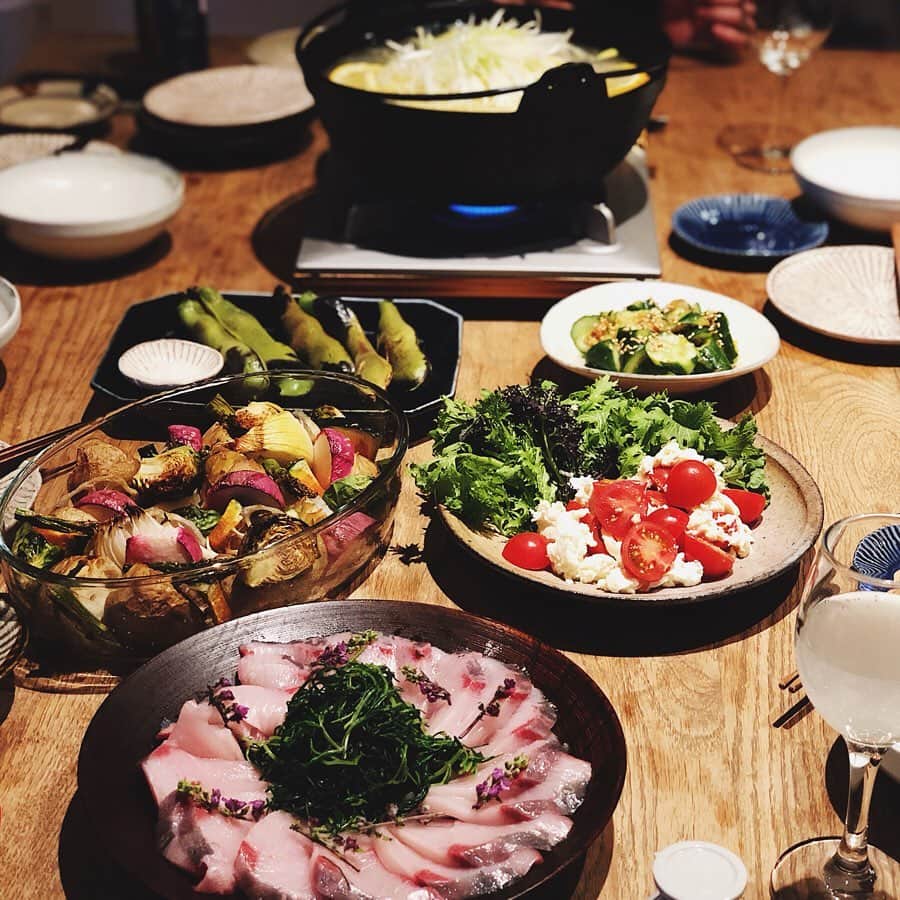 宇藤えみさんのインスタグラム写真 - (宇藤えみInstagram)「いつかの。 @chihirotakase が好きそうなごはんで囲んだ食卓 魚やら野菜やらお肉やらいっぱい。 #食と器#暮らし#おうちごはん#宴」1月21日 13時15分 - emiuto