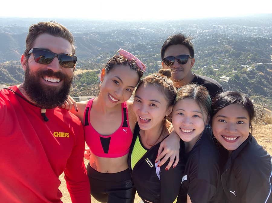 ソニアのインスタグラム：「Continuing the journey with #PUMAsg this year means the world to me, and I am so stoked to create more content with the wonderful @puma family. I treasure every moment and opportunity with the team, so here’s to an incredible 2020 ahead 🥂 Meantime, here are some unfiltered photos from our amazing hike to the Hollywood sign... need to be surrounded by nature again! 💚  #PUMA #ambassador #losangeles」
