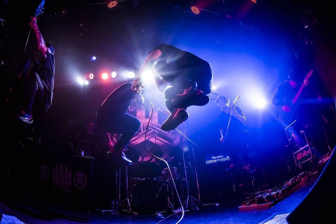 KAI_SHiNEのインスタグラム：「0119 極音TOUR #21 @代官山UNIT🗼 9月から始まった21ヶ所の旅も最終地点へ。 あっという間だった気がするなー。 この最高なツアーを各地支えてくれた皆様に感謝‼︎ そしてまた新たな出発点になりました‼︎🙏✨ Thanxxx‼︎🤘🤘🤘🔥 pix by @hayachinphoto ﻿ #山嵐 #dragonash  #極音tour #day21 #final #tokyo #unit #livehouse #live #life #vibe #tour #tourlife #journey #yamaarashi #感謝 #jp」