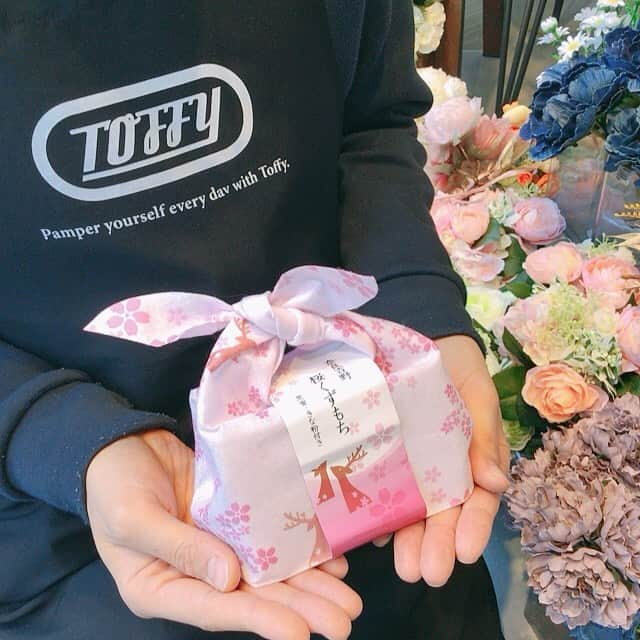 Toffy_Jiyugaokaさんのインスタグラム写真 - (Toffy_JiyugaokaInstagram)「. あなたのところにも、桜、咲きますように。 . Toffyもあなたを応援しております。 . . 花葛ラムネ(箱入り) ¥880＋tax. . 吉野葛入り さくらくずゆ ¥360＋tax. . ミックスフラワーブーケ 014Ｐ/SPK ¥780＋tax. . . . #toffy #toffy自由が丘 #自由が丘散策  #桜 #さくら #さくらさけ🌸 #桜グッズ #くずもち #くずゆ」1月21日 13時25分 - toffy_jiyugaoka