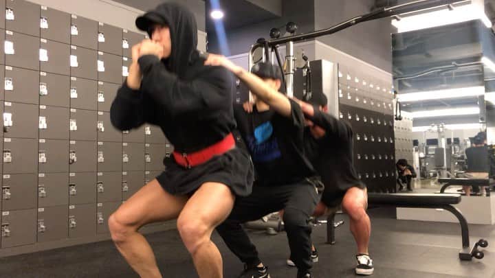のインスタグラム：「20 leg extension 3sets 20 leg press 8 sets 1 leg leg extension 6 sets 30 squats 6 sets... but I ran away after 10 squats on the last set. I hate leg day 🥵 @lm__91  @502bright @thisis_fitness  레그 엑스텐션 20개 3세트 레그 프레스 20개 8세트 원 레그 레그 엑스텐션 15개 6세트 스쾃 30개 6세트 근데 마지막 세트에 힘들어서 도망감.. 하체 운동 싫어 🥵」
