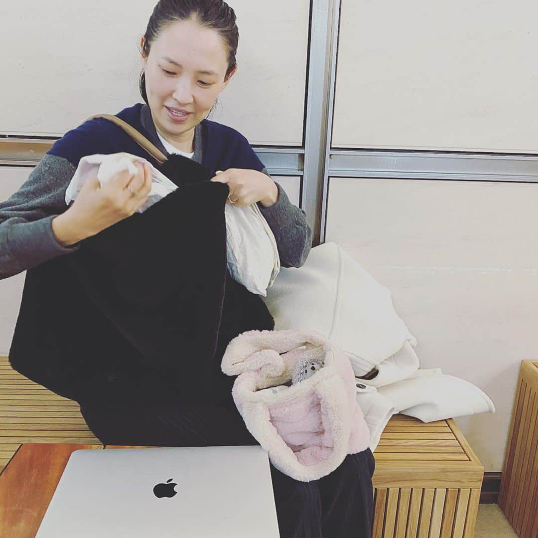 浜島直子さんのインスタグラム写真 - (浜島直子Instagram)「日テレにて「ママへの伝言」のナレーションを入れに。 早く着いたのでロビーのスタバで茶をしながらエッセイを書くも、なかなか進まずせめてポーズだけでもできるヤツ風で。 からの、このニット、すごく可愛いんだよ〜、肩から腕の部分がブラーンと付いてて、プロデューサー風なのよ〜、 からの、この鞄、ほんとたくさん入るんだよ〜、パソコンとか資料とかはもちろん、今日は息子を送った後そのままここに来たから、息子が家出るとき持ってきちゃってなんでやねん！と思ったぬいぐるみが入ってるモコモコしたバッグと、この後お迎えに行って今日はそのま息子のバレエだからバレエの練習技と、そのあとみんなで食べるハイチュウも入ってるんだよ〜、 からの、遠い目。 ・ #世の中のお母さま方お疲れ様です #もちろんお母さんじゃない人も #みんな頑張ってる #ミミズだってオケラだってアメンボだって  #そしてエッセイを書き終わる気がしない #だって今現在もこうして現実逃避してるから #誰にも聞かれていませんが #ニット　@maisoncarree.jp  #パンツ　#maisonmargiela  #靴　#marni  #鞄　#vincentpradier  #私はこの鞄は神楽坂のアコメヤで買いましたよ #8800円でしたよ」1月21日 13時31分 - hamaji_0912