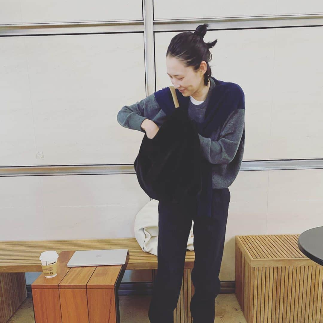 浜島直子さんのインスタグラム写真 - (浜島直子Instagram)「日テレにて「ママへの伝言」のナレーションを入れに。 早く着いたのでロビーのスタバで茶をしながらエッセイを書くも、なかなか進まずせめてポーズだけでもできるヤツ風で。 からの、このニット、すごく可愛いんだよ〜、肩から腕の部分がブラーンと付いてて、プロデューサー風なのよ〜、 からの、この鞄、ほんとたくさん入るんだよ〜、パソコンとか資料とかはもちろん、今日は息子を送った後そのままここに来たから、息子が家出るとき持ってきちゃってなんでやねん！と思ったぬいぐるみが入ってるモコモコしたバッグと、この後お迎えに行って今日はそのま息子のバレエだからバレエの練習技と、そのあとみんなで食べるハイチュウも入ってるんだよ〜、 からの、遠い目。 ・ #世の中のお母さま方お疲れ様です #もちろんお母さんじゃない人も #みんな頑張ってる #ミミズだってオケラだってアメンボだって  #そしてエッセイを書き終わる気がしない #だって今現在もこうして現実逃避してるから #誰にも聞かれていませんが #ニット　@maisoncarree.jp  #パンツ　#maisonmargiela  #靴　#marni  #鞄　#vincentpradier  #私はこの鞄は神楽坂のアコメヤで買いましたよ #8800円でしたよ」1月21日 13時31分 - hamaji_0912