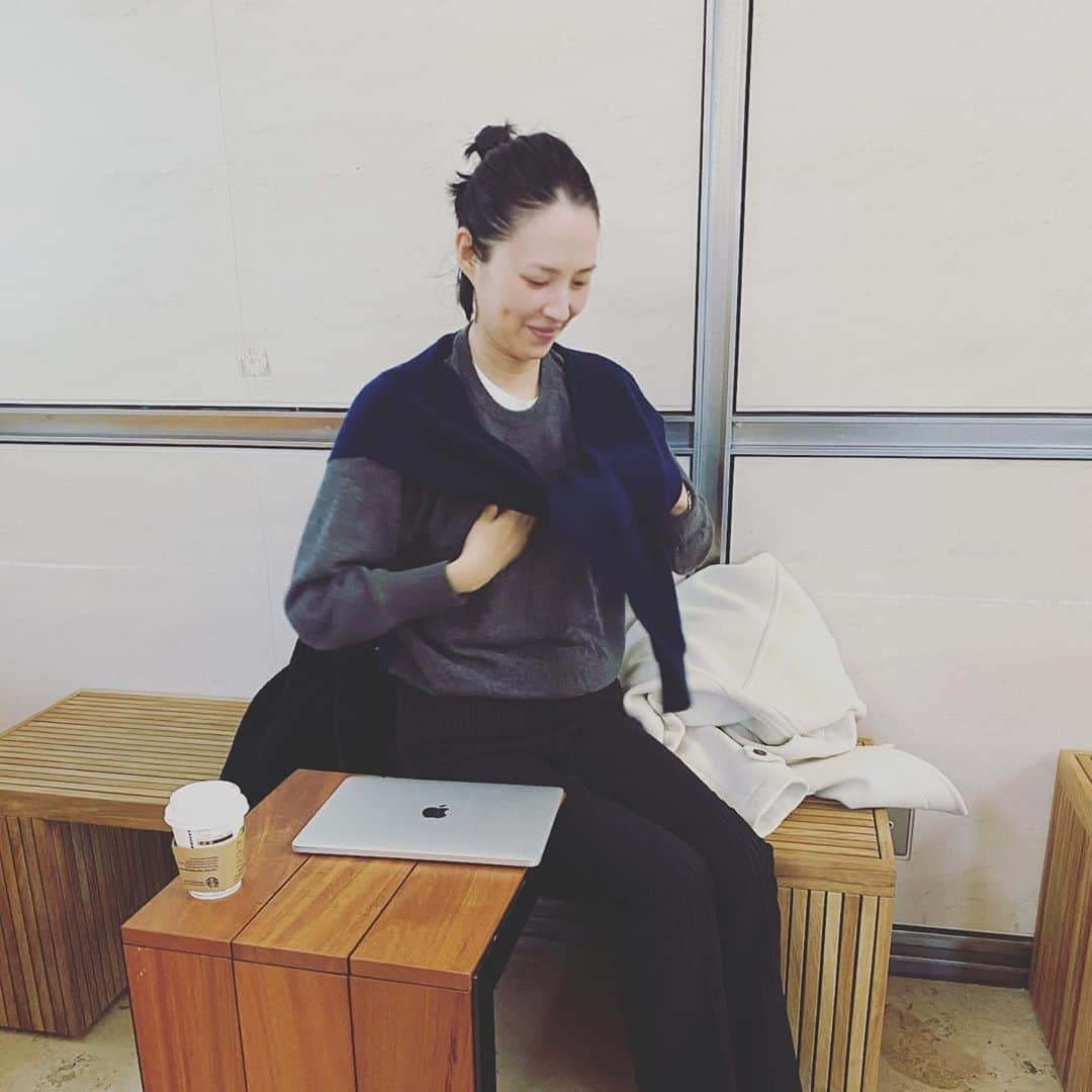 浜島直子さんのインスタグラム写真 - (浜島直子Instagram)「日テレにて「ママへの伝言」のナレーションを入れに。 早く着いたのでロビーのスタバで茶をしながらエッセイを書くも、なかなか進まずせめてポーズだけでもできるヤツ風で。 からの、このニット、すごく可愛いんだよ〜、肩から腕の部分がブラーンと付いてて、プロデューサー風なのよ〜、 からの、この鞄、ほんとたくさん入るんだよ〜、パソコンとか資料とかはもちろん、今日は息子を送った後そのままここに来たから、息子が家出るとき持ってきちゃってなんでやねん！と思ったぬいぐるみが入ってるモコモコしたバッグと、この後お迎えに行って今日はそのま息子のバレエだからバレエの練習技と、そのあとみんなで食べるハイチュウも入ってるんだよ〜、 からの、遠い目。 ・ #世の中のお母さま方お疲れ様です #もちろんお母さんじゃない人も #みんな頑張ってる #ミミズだってオケラだってアメンボだって  #そしてエッセイを書き終わる気がしない #だって今現在もこうして現実逃避してるから #誰にも聞かれていませんが #ニット　@maisoncarree.jp  #パンツ　#maisonmargiela  #靴　#marni  #鞄　#vincentpradier  #私はこの鞄は神楽坂のアコメヤで買いましたよ #8800円でしたよ」1月21日 13時31分 - hamaji_0912