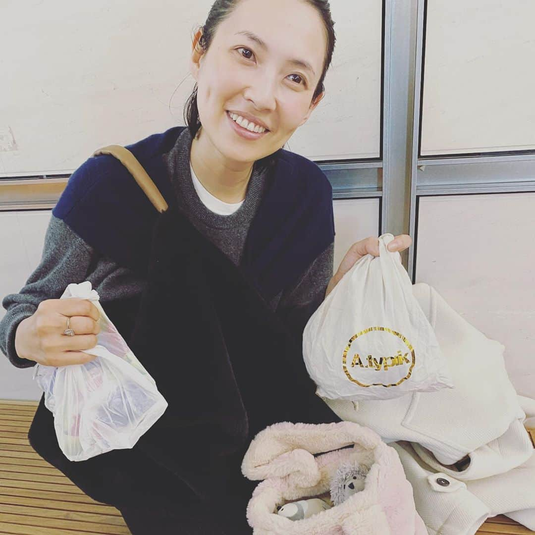 浜島直子さんのインスタグラム写真 - (浜島直子Instagram)「日テレにて「ママへの伝言」のナレーションを入れに。 早く着いたのでロビーのスタバで茶をしながらエッセイを書くも、なかなか進まずせめてポーズだけでもできるヤツ風で。 からの、このニット、すごく可愛いんだよ〜、肩から腕の部分がブラーンと付いてて、プロデューサー風なのよ〜、 からの、この鞄、ほんとたくさん入るんだよ〜、パソコンとか資料とかはもちろん、今日は息子を送った後そのままここに来たから、息子が家出るとき持ってきちゃってなんでやねん！と思ったぬいぐるみが入ってるモコモコしたバッグと、この後お迎えに行って今日はそのま息子のバレエだからバレエの練習技と、そのあとみんなで食べるハイチュウも入ってるんだよ〜、 からの、遠い目。 ・ #世の中のお母さま方お疲れ様です #もちろんお母さんじゃない人も #みんな頑張ってる #ミミズだってオケラだってアメンボだって  #そしてエッセイを書き終わる気がしない #だって今現在もこうして現実逃避してるから #誰にも聞かれていませんが #ニット　@maisoncarree.jp  #パンツ　#maisonmargiela  #靴　#marni  #鞄　#vincentpradier  #私はこの鞄は神楽坂のアコメヤで買いましたよ #8800円でしたよ」1月21日 13時31分 - hamaji_0912