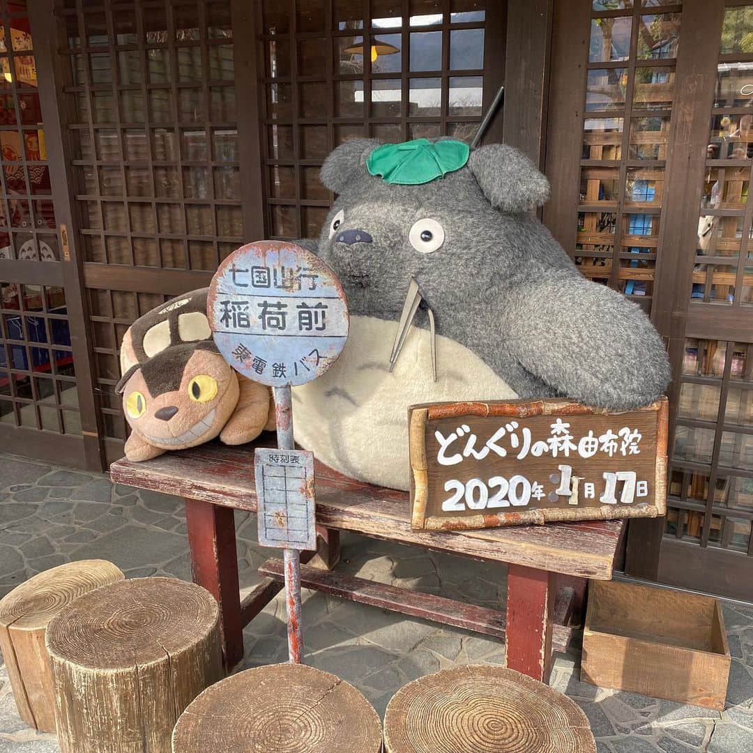朋未のインスタグラム：「湯布院旅  どんぐりの森　由布院で テンションぶちあがり。(やっぱりみんなジブリ好き  金鱗湖へ向かうまでの道のり きれいな川、見たことない植物がそよそよ(苔？  金鱗湖  #湯布院 #由布院旅行 #金鱗湖 #どんぐりの森 #川 #どんぐりの森由布院」
