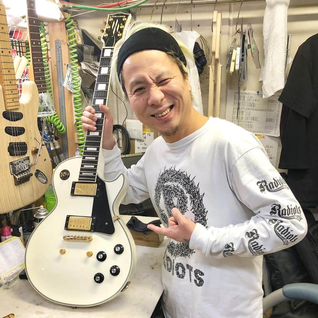 masasucksのインスタグラム：「RADIOTS灼熱ワンマン @rathole.tokyo  が無事終わりやした‼️ 野生の感で中古でゲットしたEDWARDSのニュー白カスを酷使したら汗と湿度でやはりぶっ壊れたので入院です(猛照) ・ スペック的にはレギュラースペックと比べるともろもろコストダウンver.なのですが、オレのアンテナがピンと来たのでバクチで買ったらええ音しました‼️ ・ このギターは自分の弾いてるサウンドが良く聴こえるねん(これってめちゃめちゃ大事な事で) ・ メンテついでにパーツやらをアップデートしてもらうからさらに暴れん坊になるやろな🤘🏻🤘🏻🤘🏻照 ・ 楽器は高けりゃええってことちゃう事を気合いとカッコええサウンドで観せたるわ‼️(ええ値段する機材もバンバン使いますけども) ・ って事で、これからバンド始めるやつとかEDWARDSのギターなら背伸びしすぎんでもゲットできるからオススメやぞ‼️ バンドで飲み代が増えるでぇ🤘🏻🍻 ・ #楽器は金出しゃええってもんでもない #気合い次第で何とでも鳴る #夢あるやん #punkrock #radiots #esp #edwards #オレそろそろデコ面積がオフサイドトラップ」