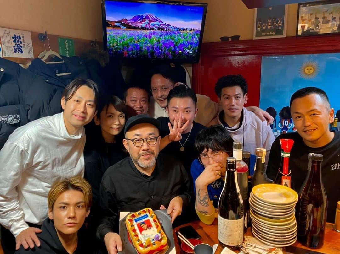 DJ Komoriのインスタグラム：「昨夜はSUGARBITZ新年会でした！ MURAKAMIGOの誕生日もみんなでお祝い🎂  いつもクリエイティブで人間味あふれる最高なメンバーと仕事ができて幸せ🍲 2020年もSUGARBITZをよろしくお願いします🙇‍♂️ #食のジャングルクルーズ #気になる木 #要予約 #ごちそうさまでした #SUGARBITZ」