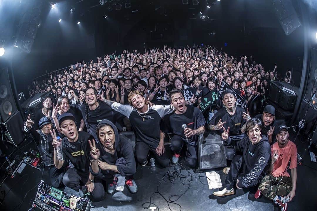 KAI_SHiNEのインスタグラム：「いつだって対バンすれば楽しいけど、また格別な本気の2マンが嬉しかった‼︎ 改めてThanxxx‼︎﻿🙏🙏🙏✨﻿ また演ろう🐉🔥 ﻿ ﻿pix by @hayachinphoto  #山嵐 #dragonash #thefives #極音tour #final #2man #livehouse #live #life #vibe #tour #journey #yamaarashi #﻿mixture #bandlife  #感謝 #jp」