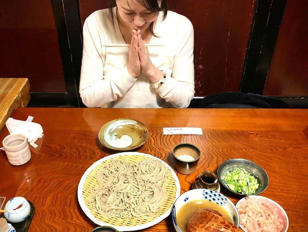 藤井美加子さんのインスタグラム写真 - (藤井美加子Instagram)「☆﻿ 越前そばにハマりました！！﻿ ﻿ 「全日本素人そば打ち名人大会」で2年連続最優秀賞を受賞した「けんぞう」 ﻿ まずは辛子大根の絞り汁だけでいただく﻿ そこにお出汁を入れながらいただく﻿ 大根おろしと薬味をのせていただく﻿ ﻿ このリズムで永遠に食べられるくらい美味。﻿ 今まで食べた中で一番美味しいです。﻿ こうして越前そばにハマった私は人生初の蕎麦屋のハシゴをしました😋 アメブロに書きました。 ﻿ ※ そばに含まれるルチンは血行が良くなり、食物繊維やビタミンはシミやシワに効果あり。美肌とアンチエイジングに効果的なスーパーフードです！﻿ ﻿ ﻿ ﻿ #越前そば#蕎麦#福井県#北陸美食の旅#美食の旅#旅#美肌食マイスター#アンチエイジングアドバイザー#女優#三木美加子#美しく生きる﻿ #trip#tripfashion#tripgram#actress#food#photography#japantrip#japanphotography#japantravelphoto#japantravel#soba」1月21日 13時43分 - mikako_miki