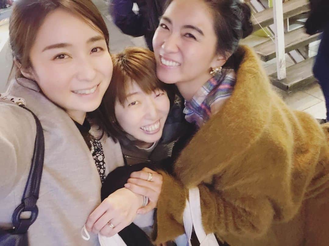 柚月美穂のインスタグラム：「#randompic . . 先日 お知らせした 映画 #ディープロジック とは また違う映画の 試写会でした🧚 . 少し出演した映画です🌱 公開はまだですが . とてもノスタルジックな雰囲気でどこか懐かしさを感じる作品でした。 . また公開の時 お知らせしますね☺︎ . どちらの映画も お時間ありましたら 是非ご覧くださいね💁🎞 . . . さて、そんなこんなで どうも。お馴染み . チーム #やりすぎコージー  です☺︎ . やっとこ新年会的な。 . 心許せる落ち着く大好きなふたり。 . 変わらず うきちゃんもクラブのママとしてお店を動かし 泉ねぇさんも収録、ロケと飛び回ってます🏃💨 . . pic.3は 何度撮ってもねぇさんが半目になるからぱっちりスタンプ押したったよ(笑) . 今年もよろしく♡♡♡ . チーム #やりすぎコージー  #深澤ゆうき #柚月美穂 . . #Japanese #Actor #cameraman #camerawoman #picoftheday #instagood #happy #followme #follow #me #instadaily #photography #fun #instalike #igersInstagrammers #photo #tokyo #japan」