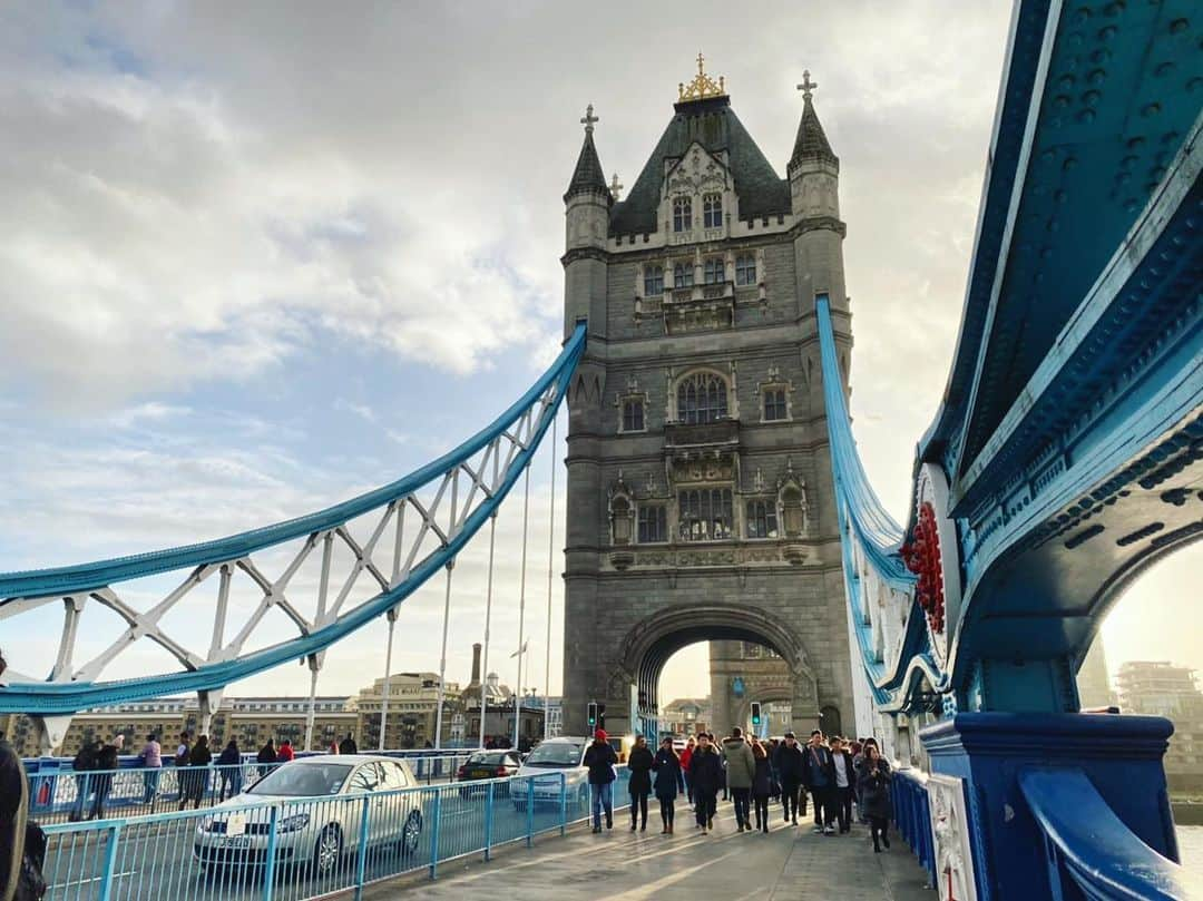 岩崎裕美さんのインスタグラム写真 - (岩崎裕美Instagram)「. 📍tower bridge / London🇬🇧 . テムズ川は濁っているけれど、 ロンドンの街並みはどこも画になるよ。 ＿＿＿＿＿＿＿＿＿＿＿＿＿＿＿＿＿＿＿＿＿＿＿＿＿ #uk #england #london #towerbridge #trip #travel #british #英国 #ロンドン #ロンドン旅行 #イギリス #イギリス旅行 #旅行 #タワーブリッジ」1月21日 19時16分 - hiromi_iwasaki