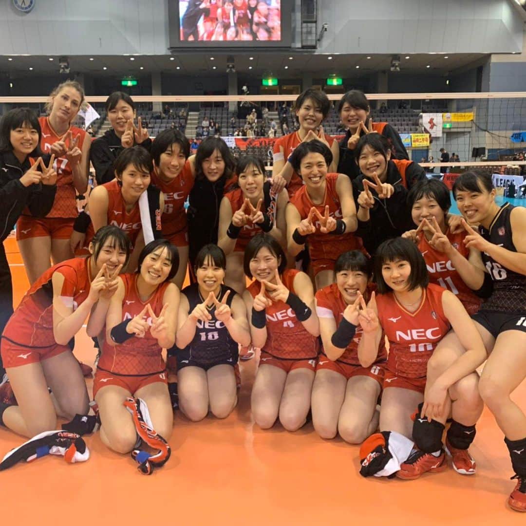 山田二千華さんのインスタグラム写真 - (山田二千華Instagram)「・ ・ ・  2019_20Vリーグ 8位で終えました。  私達が目指していたところには届きませんでしたがリーグを通してチームとしても個人的にも成長出来た部分が沢山あったので次に繋げていきたいと思います！  今リーグは私にとって初めての事が多く、色々な事がありました。 後半は怪我で外でのサポートでしたが、色々な視点からチームを感じる事が出来たので良い経験でした。 《Connect》 ～新·信·真·心～  このスローガンのおかげで今シーズンは沢山の方と繋がりを持って強くなれたと思います！ 皆さんの応援は私達にとってとても大きな支えでした。 これからもシーズンは続くので熱いご声援よろしくお願いします🔥  何枚か写真お借りしました🙇‍♀️ いつもありがとうございます😊  #NECレッドロケッツ #Vリーグ #Nハピ #🚀❤」1月21日 19時16分 - 0224_nichika