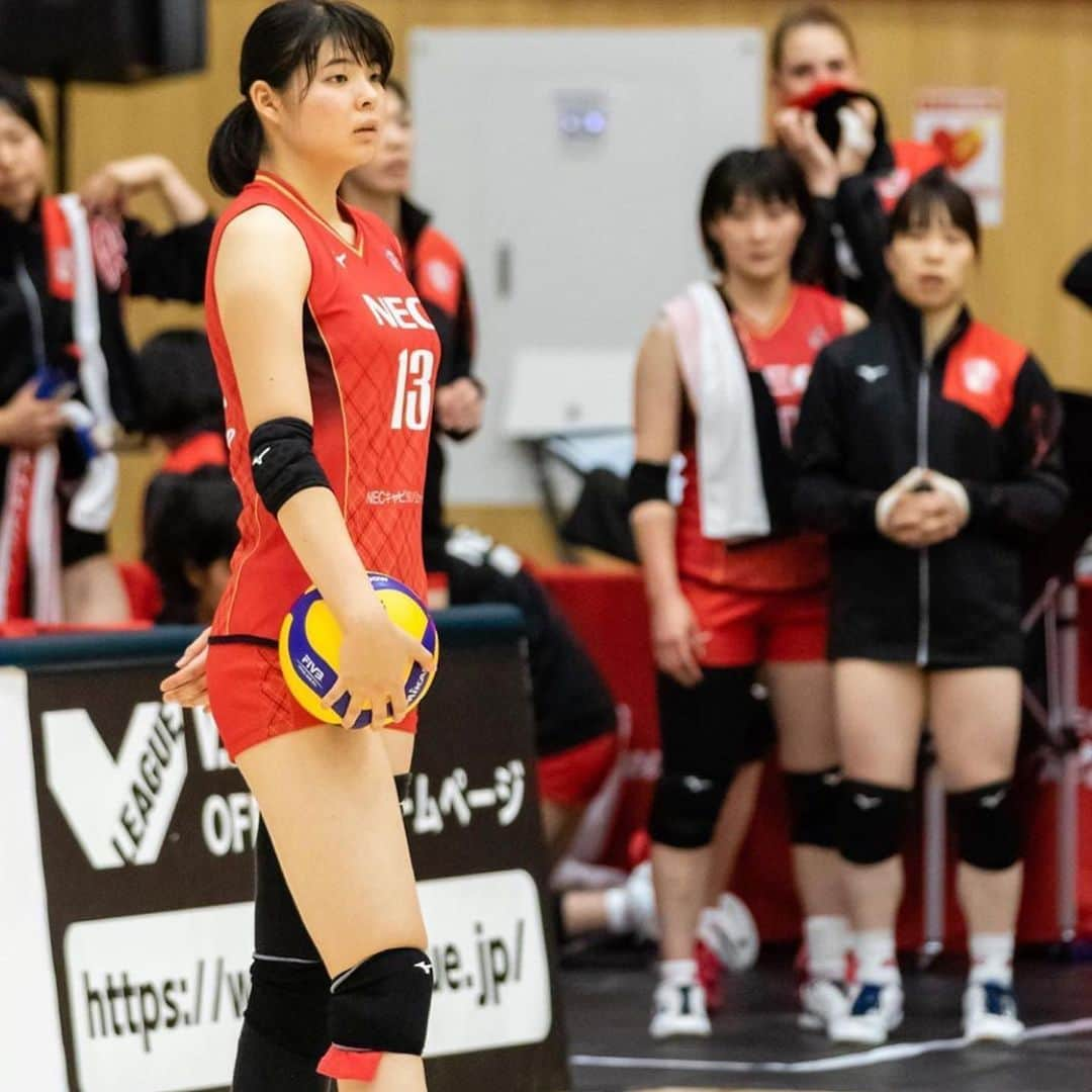 山田二千華さんのインスタグラム写真 - (山田二千華Instagram)「・ ・ ・  2019_20Vリーグ 8位で終えました。  私達が目指していたところには届きませんでしたがリーグを通してチームとしても個人的にも成長出来た部分が沢山あったので次に繋げていきたいと思います！  今リーグは私にとって初めての事が多く、色々な事がありました。 後半は怪我で外でのサポートでしたが、色々な視点からチームを感じる事が出来たので良い経験でした。 《Connect》 ～新·信·真·心～  このスローガンのおかげで今シーズンは沢山の方と繋がりを持って強くなれたと思います！ 皆さんの応援は私達にとってとても大きな支えでした。 これからもシーズンは続くので熱いご声援よろしくお願いします🔥  何枚か写真お借りしました🙇‍♀️ いつもありがとうございます😊  #NECレッドロケッツ #Vリーグ #Nハピ #🚀❤」1月21日 19時16分 - 0224_nichika