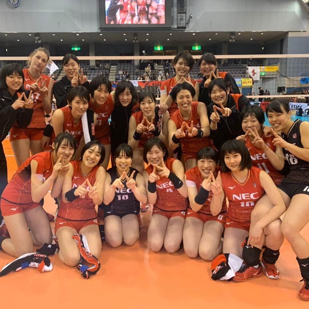 山田二千華のインスタグラム：「・ ・ ・  2019_20Vリーグ 8位で終えました。  私達が目指していたところには届きませんでしたがリーグを通してチームとしても個人的にも成長出来た部分が沢山あったので次に繋げていきたいと思います！  今リーグは私にとって初めての事が多く、色々な事がありました。 後半は怪我で外でのサポートでしたが、色々な視点からチームを感じる事が出来たので良い経験でした。 《Connect》 ～新·信·真·心～  このスローガンのおかげで今シーズンは沢山の方と繋がりを持って強くなれたと思います！ 皆さんの応援は私達にとってとても大きな支えでした。 これからもシーズンは続くので熱いご声援よろしくお願いします🔥  何枚か写真お借りしました🙇‍♀️ いつもありがとうございます😊  #NECレッドロケッツ #Vリーグ #Nハピ #🚀❤」